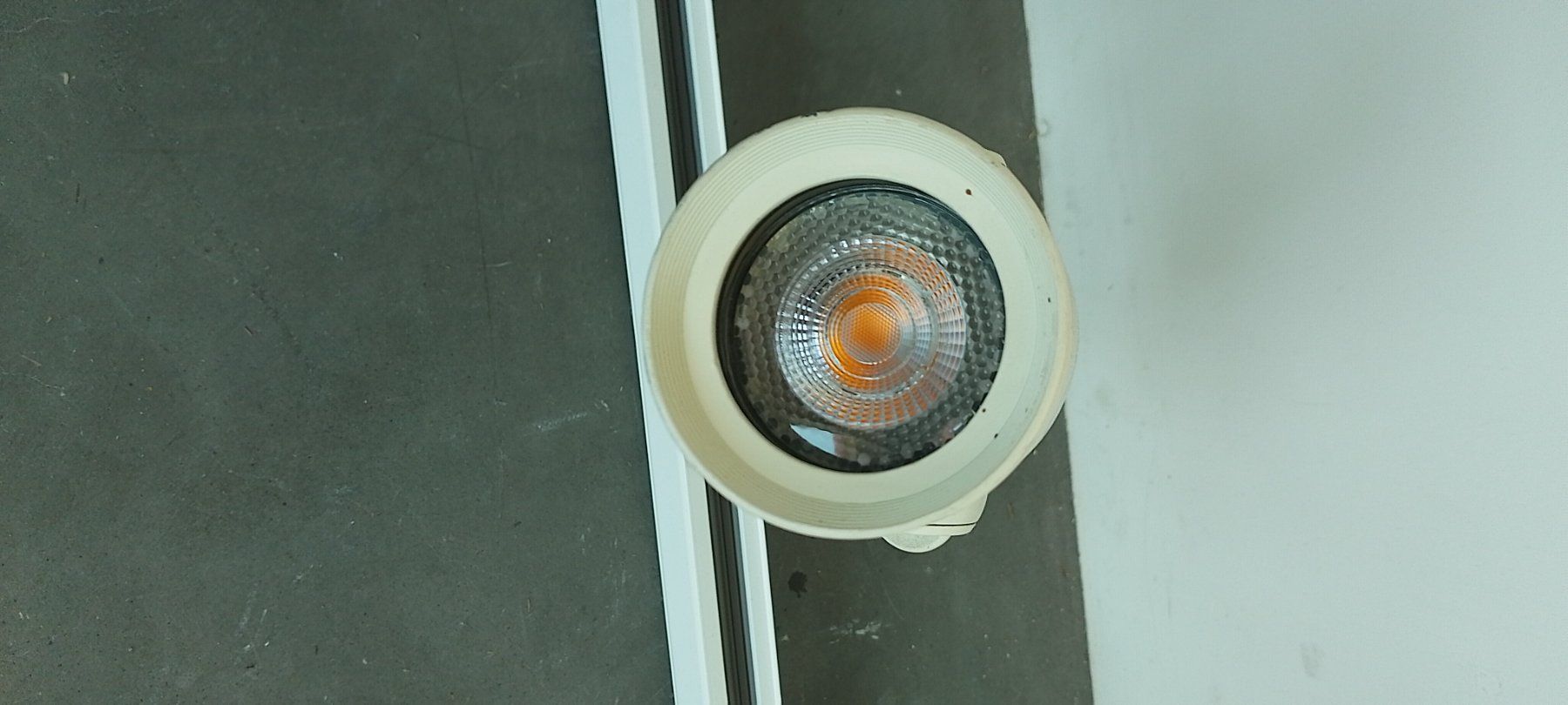 Lampade: Spotlampen an Trägerschiene – Usato da Oberbüren venduto da Polymetrix 2