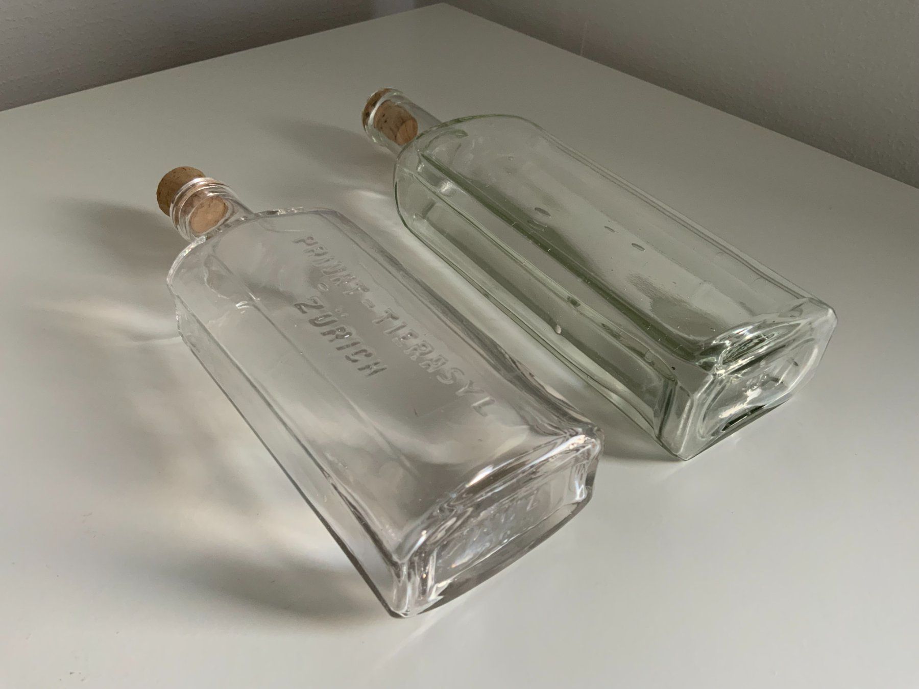 Bottiglie: Zwei alte, schöne Glasflaschen, vintage – Usato da Luzern venduto da Flocke11 2