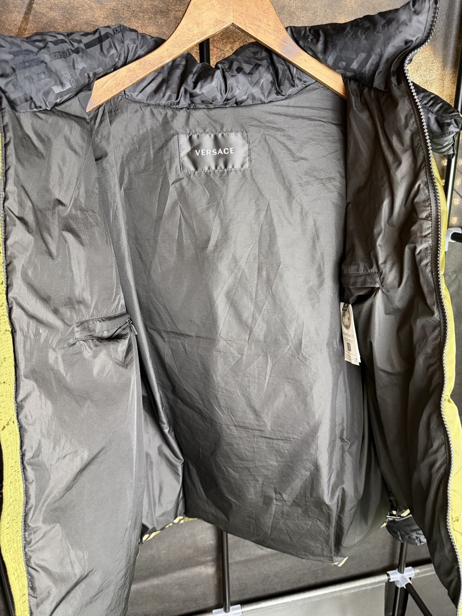 Versace Jacken: Versace Winterjacke – Steppdesign Gr. M – Gebraucht aus Haag (Rheintal) von BNMC.store 2