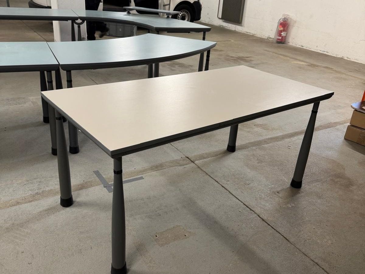 Tische: Grosser Bürotisch mit 4 Unterschränken – Gebraucht aus Utzenstorf von Matec-GmbH 2