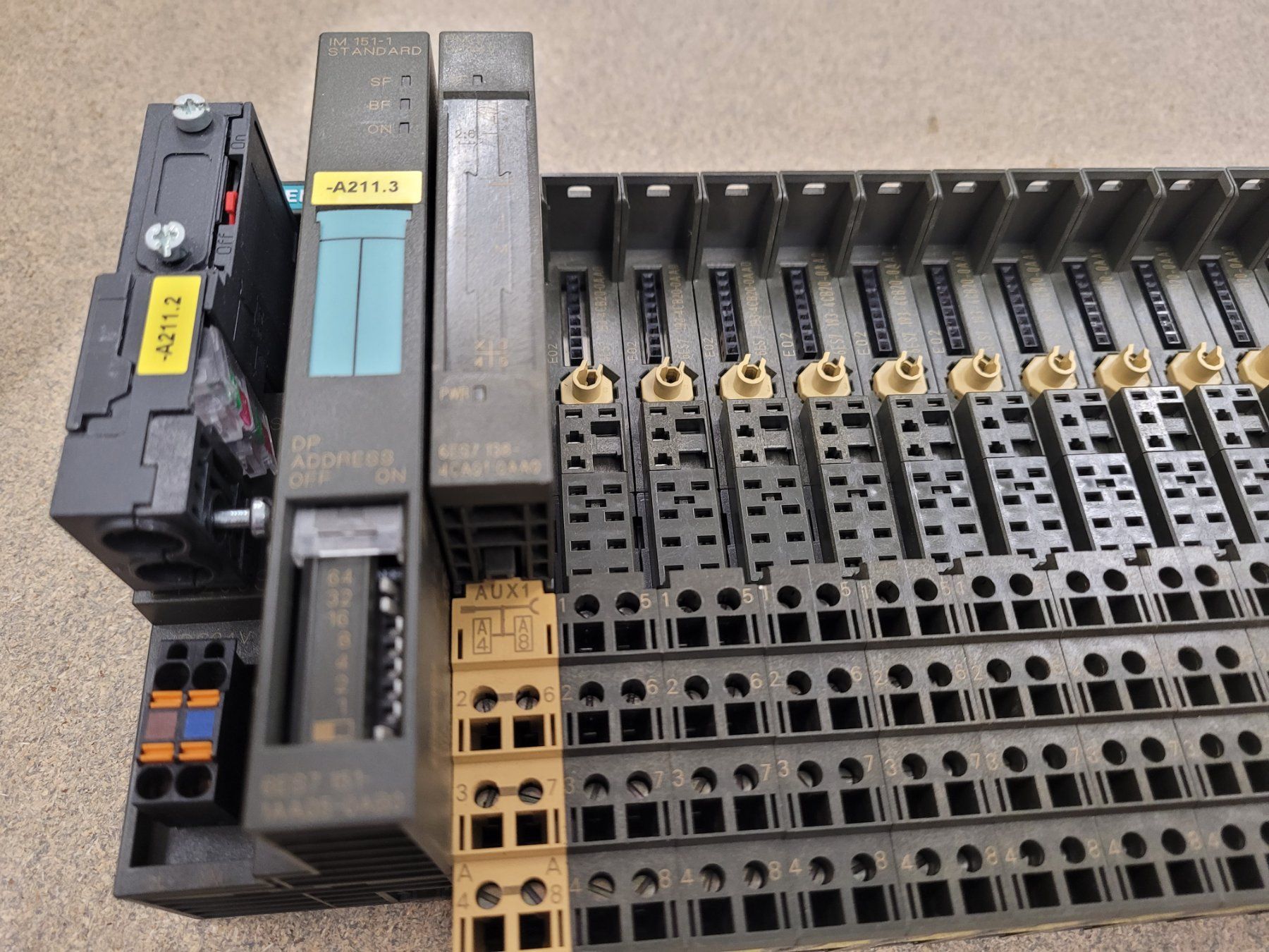 Siemens Componenti elettronici: Siemens SPS IM151 / PM-E DC24V / E02 6ES7 193-4CB20-0AA0 – Usato da Vitznau venduto da Night-Fire 3