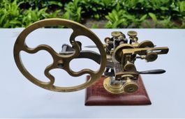 Antikes Uhrmacherwerkzeug in schönem unpoliertem Zustand