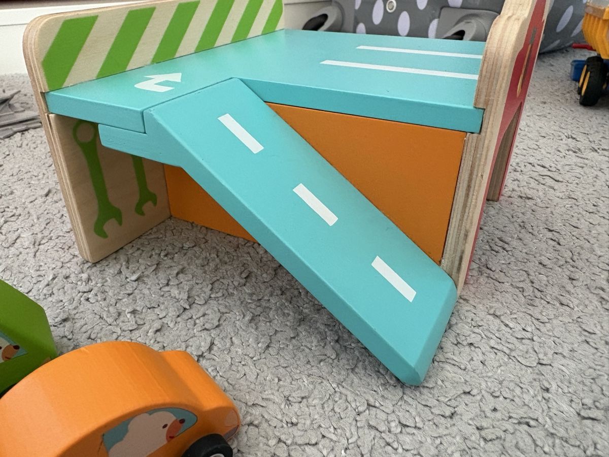 Djeco Spielzeuge: Djeco Minigarage mit 3 Autos – Gebraucht aus Zofingen von SaraMay 2