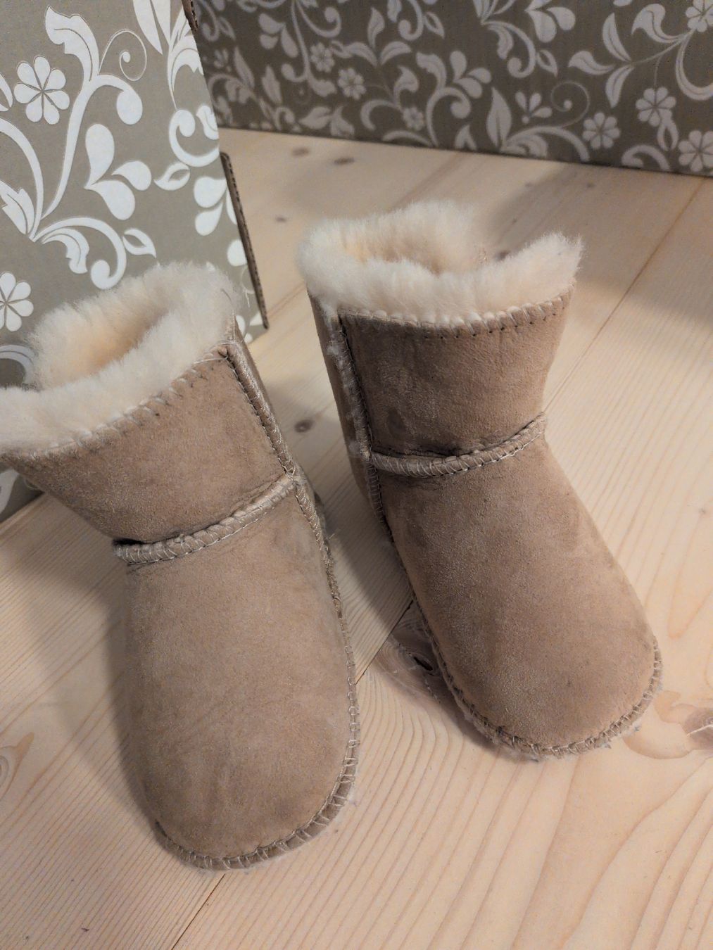 Ugg Schuhe für Jungen: UGG Babyschuhe Gr. 19 – Gebraucht aus Oberhelfenschwil von Tattar