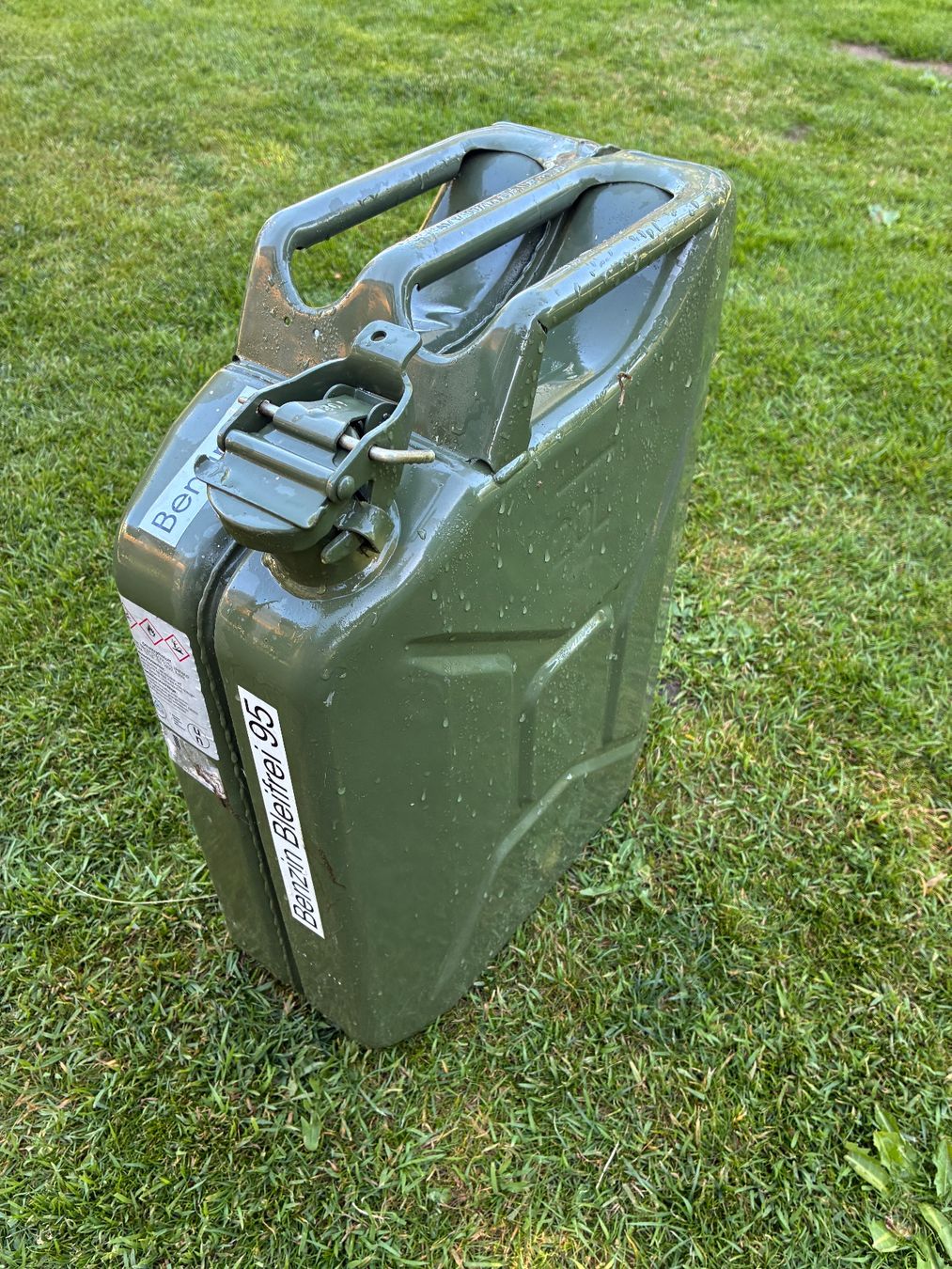 Schweizer Armee Taniche per benzina: Benzin oder Dieselkanister 20Liter – Usato da Hittnau venduto da Luki78