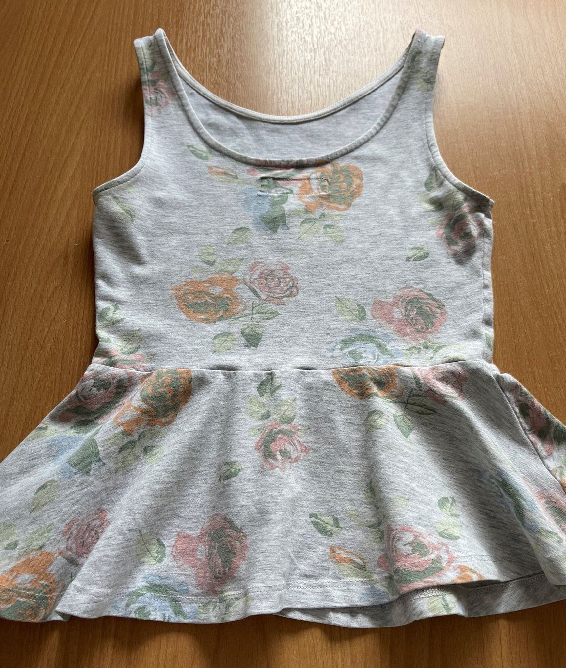 Blusen, T-Shirts & Tops: T-Shirt grau mit Rosen – Gebraucht aus Basel von Seifehuesli 2