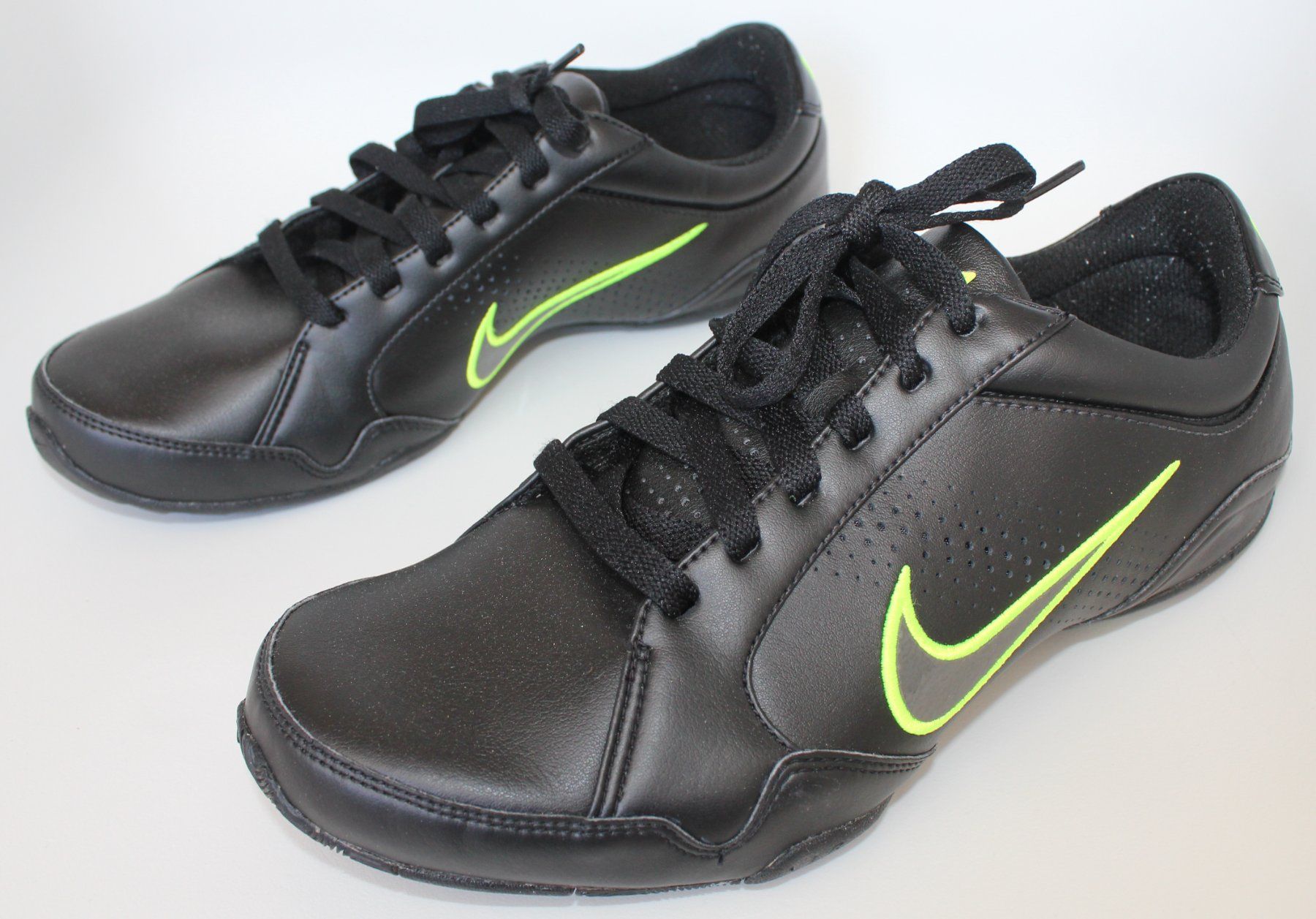 Nike Scarpe da uomo: Chaussures Nike air t. 44 – Usato da Peseux venduto da Gilloss