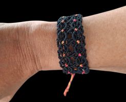 Handgemachtes, filigranes Armband, Schwarz mit Farbeffekt!