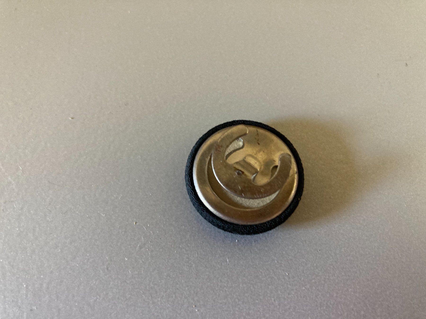 Anhänger: Knopf schwarz mit Einhängemechanismus Grösse ca 2cm antik – Gebraucht aus Schenkon von Angelikahu 3