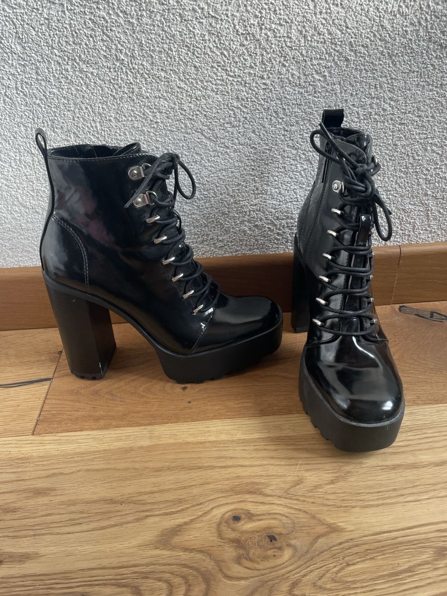 Zara Scarpe da donna: Patent Black Lace Up Platform Boots - Size 39 – Nuovo (secondo la descrizione) da Roche VD venduto da closetcleanse 2