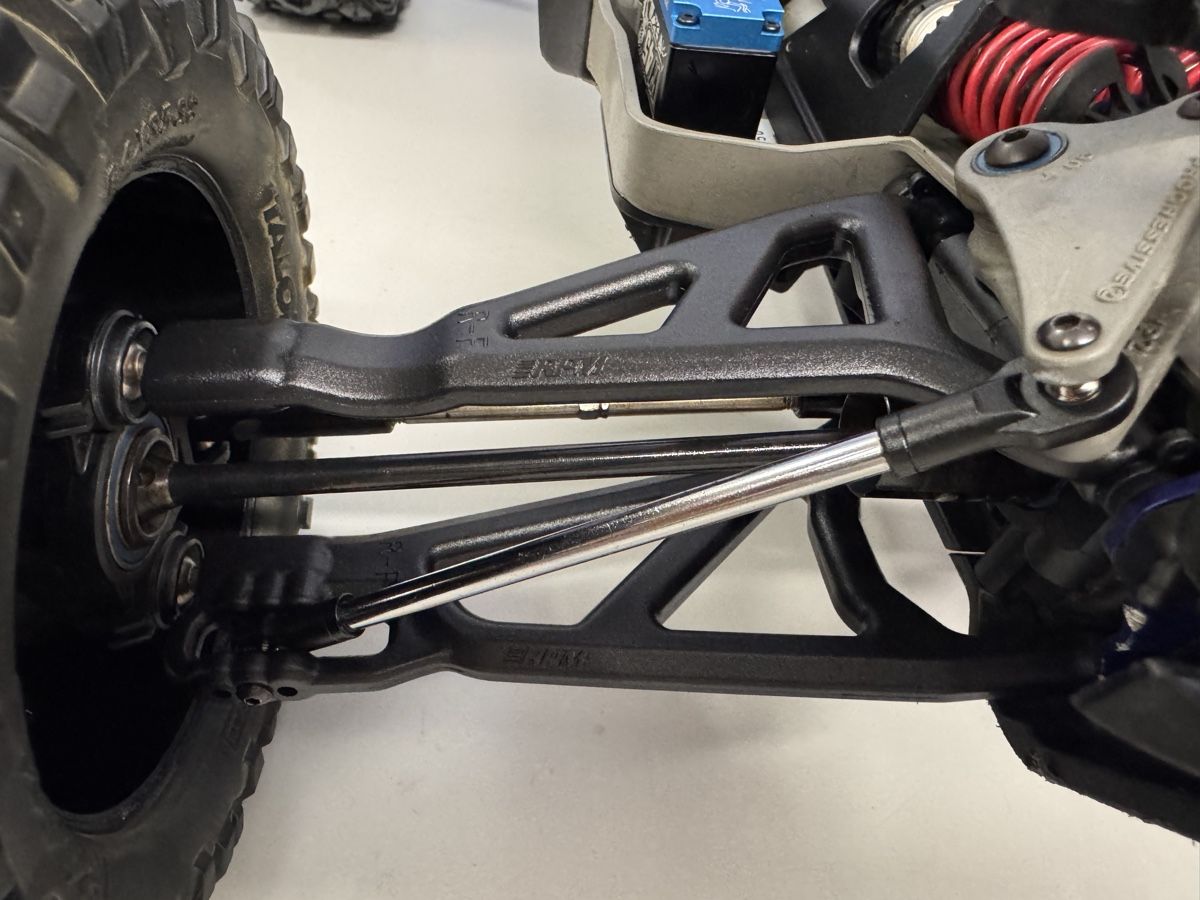 Traxxas Modellismo RC: Traxxas E-Revo 2.0 mit Lipos und Tuning – Usato da Bürglen TG venduto da Aruban 4