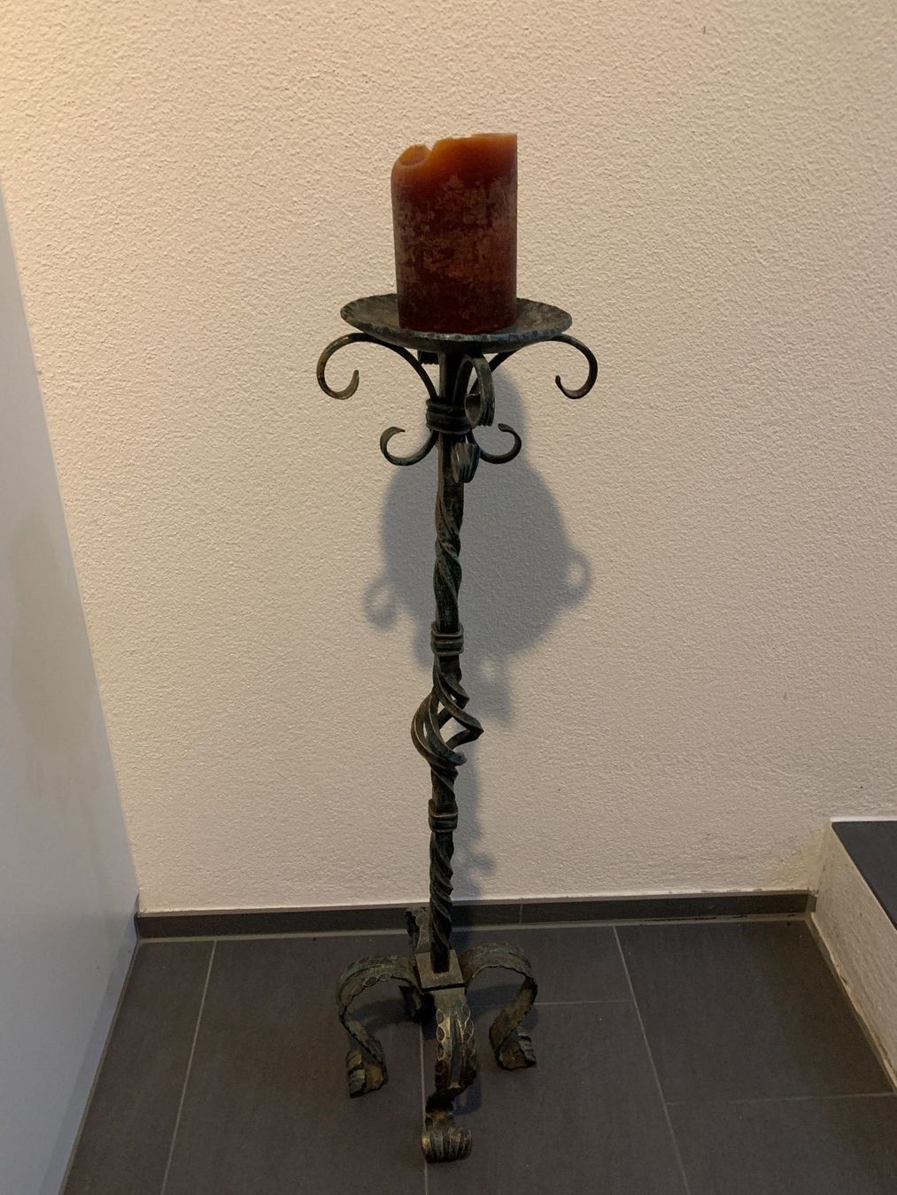 Portacandele: Kerzenständer massiv mit dicker Kerze – Usato da Edlibach venduto da RUW19
