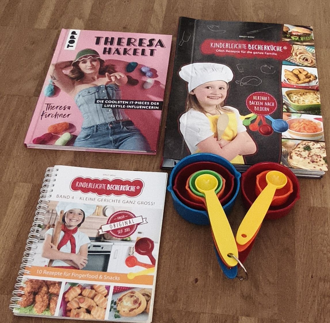 Libri: 2 Kinderkochbücher plus Messlöffel & Häkelbuch – Usato da Männedorf venduto da Laura000