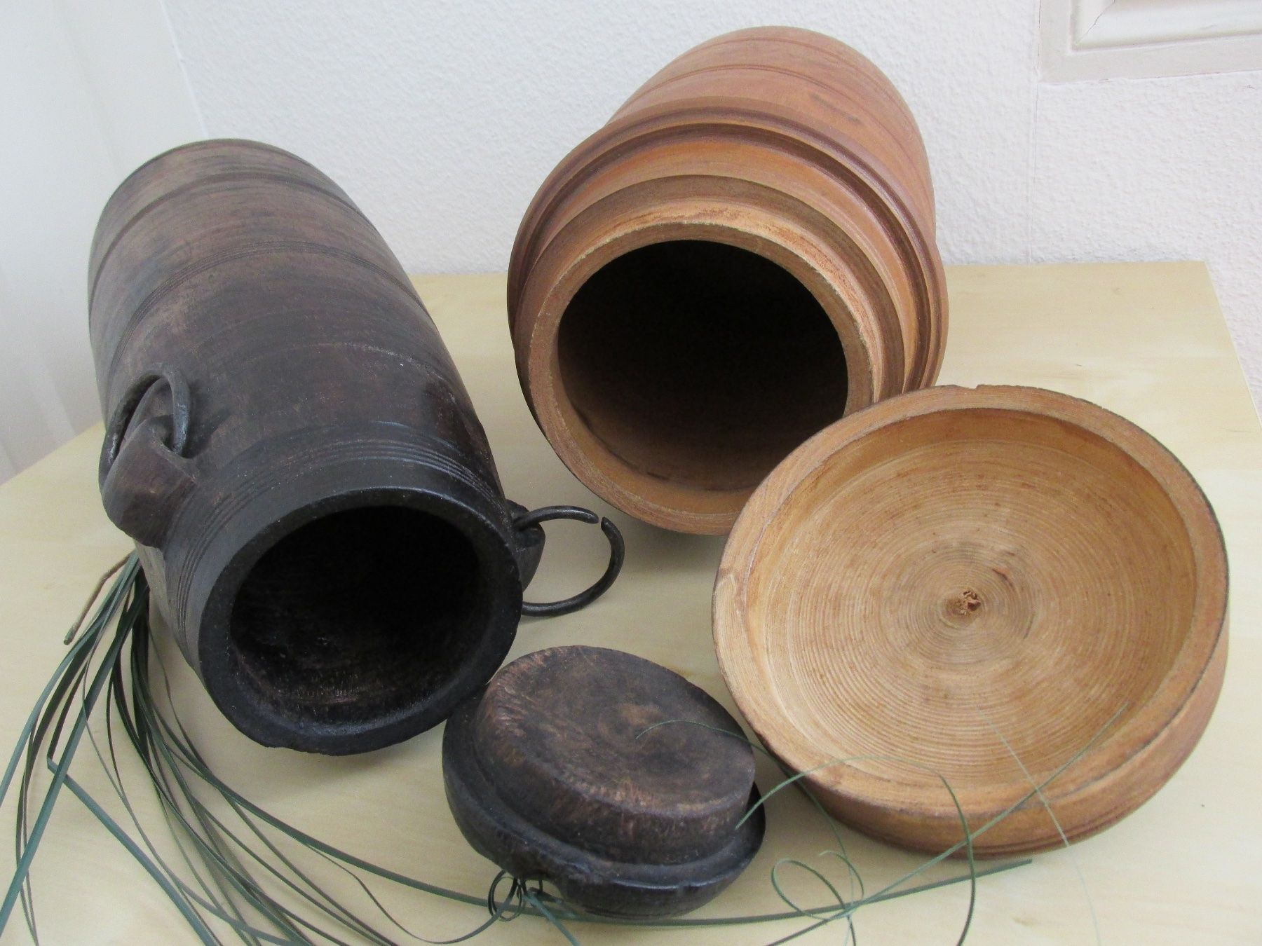 Tutte le decorazioni: rustikale Dekoration: 2 alte Deckeldosen/Deckelgefässe, Holz – Usato da Winterthur venduto da mat_q5d5 2