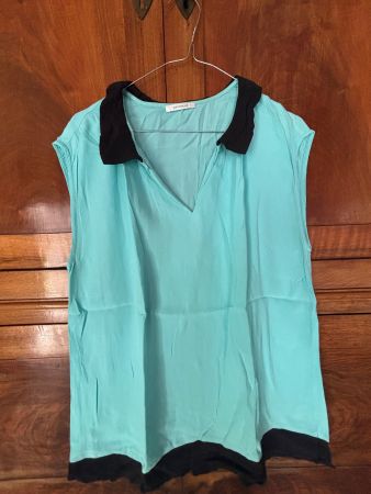 Haut turquoise avec col noir, taille 40