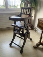 Antiker Kinderhochstuhl aus Holz mit Rollen gebraucht