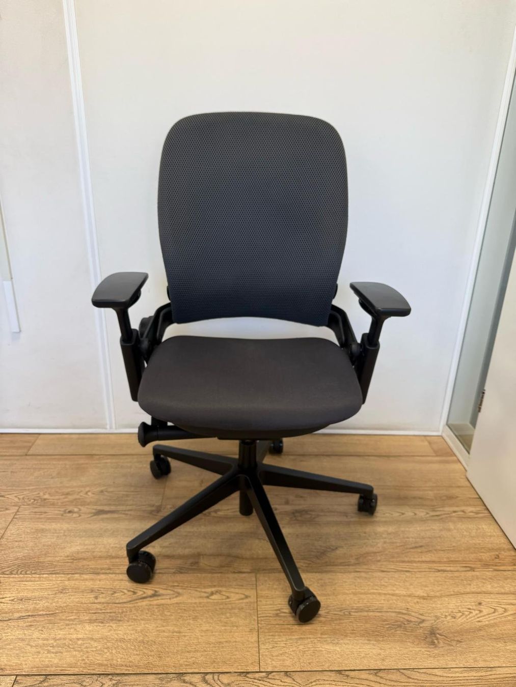 Steelcase Chaises: Refurbished Steelcase Leap V2 Full Option Anthracite – D'occasion à Purmerend par Offeco