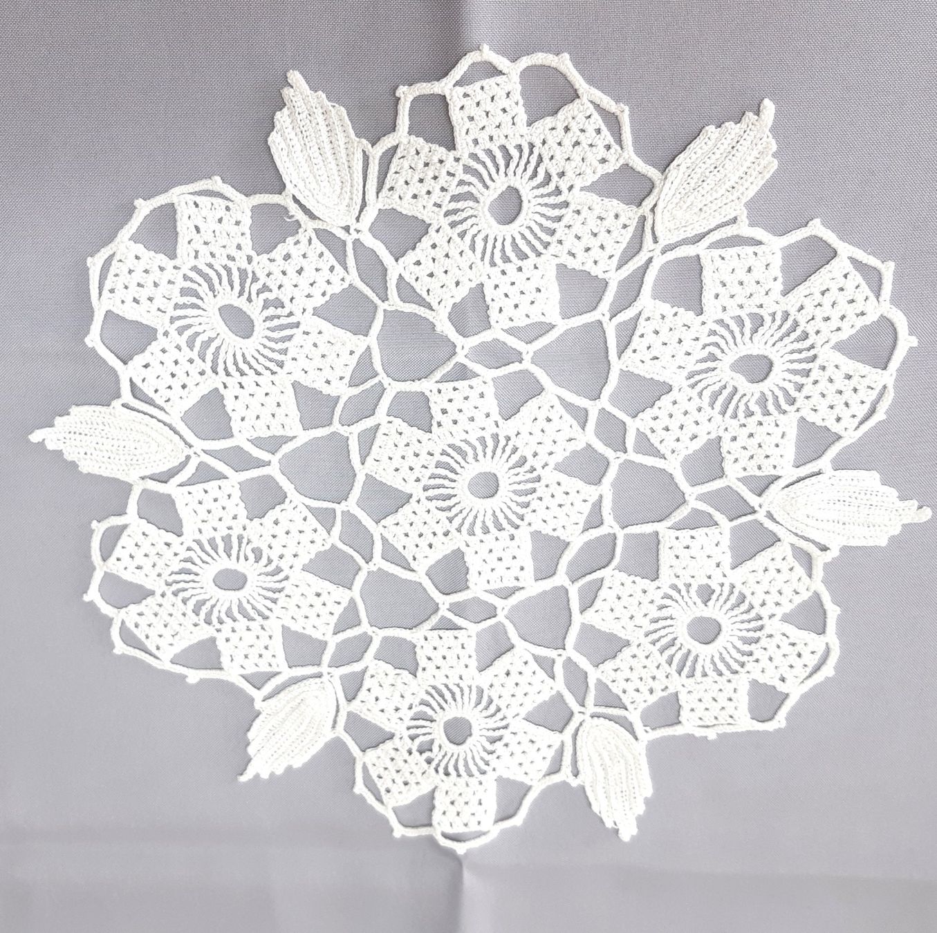 Altra biancheria da tavola: Makramee-Häkeldeckchen - Napperon en macramé-crochet – Usato da Savagnier venduto da Marderuth