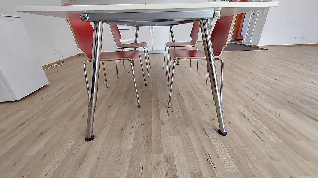 Tavoli: Table de réunion Ikea et 4 chaises – Usato da Nyon venduto da cochonours 2