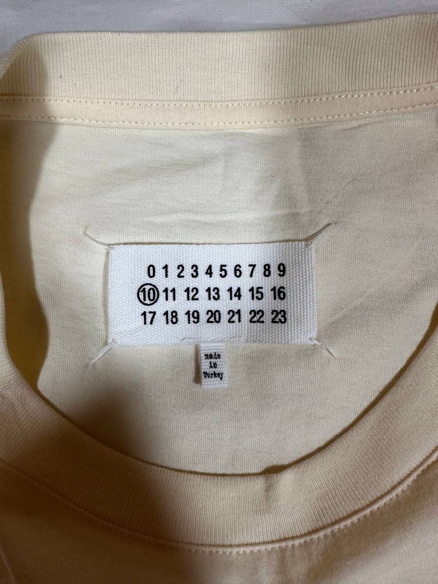 Maison Margiela T-shirt: Maison Margiela T-shirt  – Usato da Pfäffikon ZH venduto da Nataliia. 2