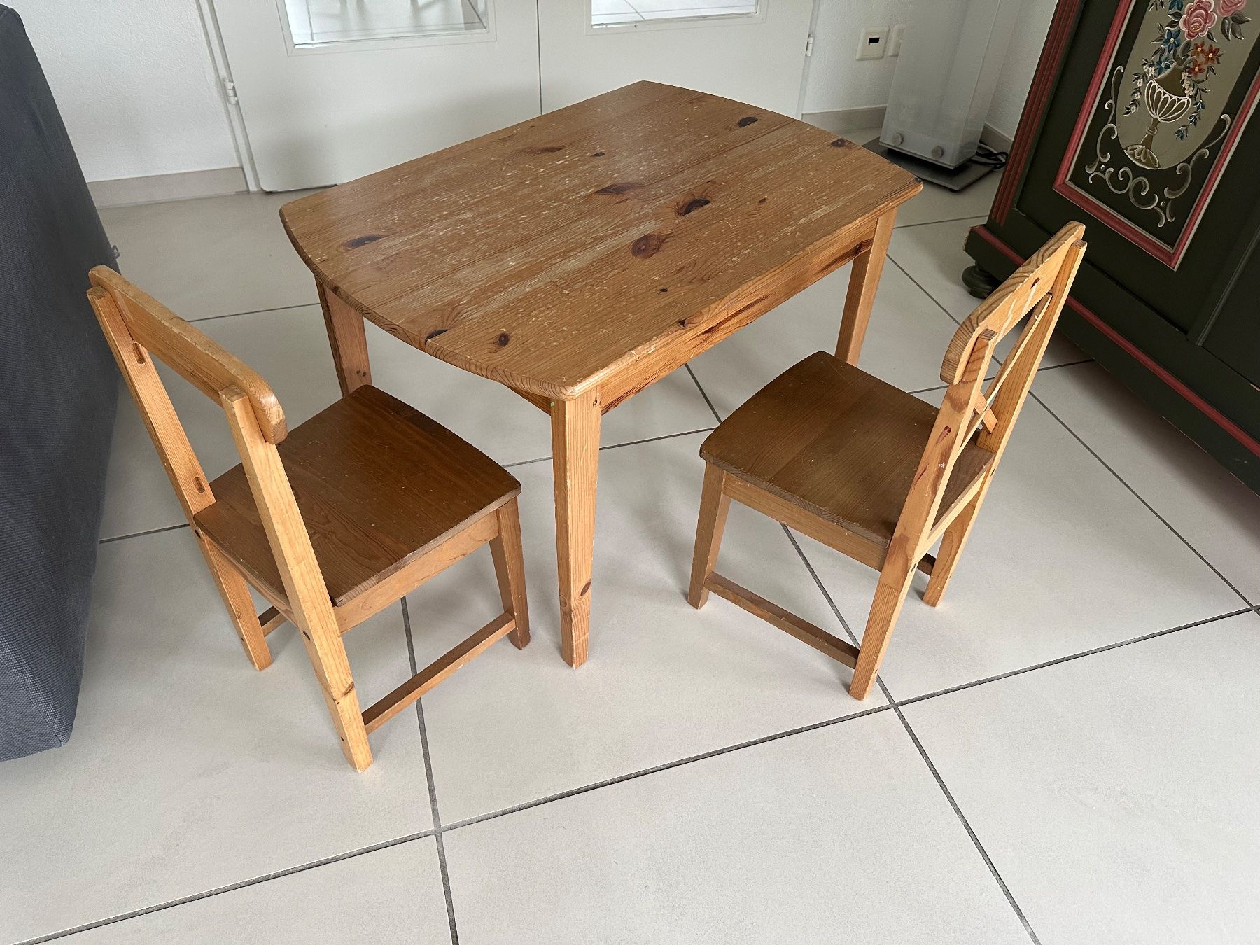 Ikea Set di tavolo e panche: Kindertisch (IKEA) mit 2 Stühlen – Usato da Langnau am Albis venduto da Beu71