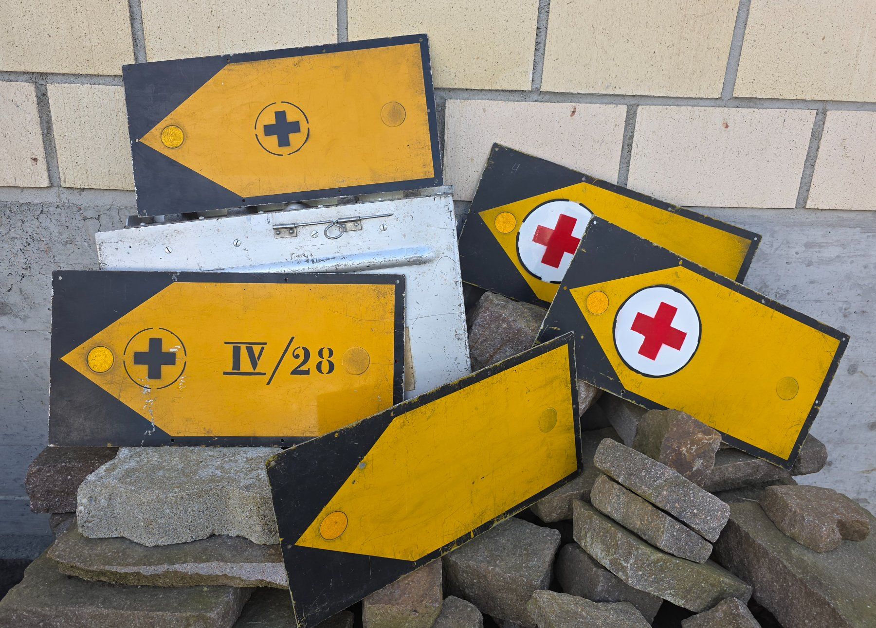 Schweizer Armee Insegne: Schweizer Armee Markierungstafel-Kiste / Wegweiser / Jalons – Usato da Obermumpf venduto da oiskypoisky 8