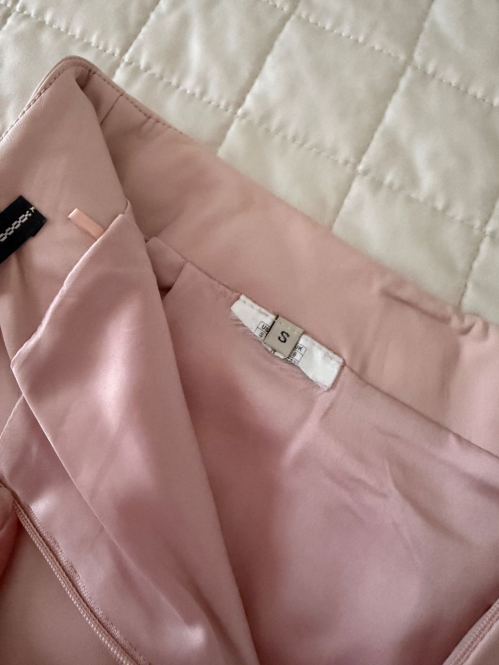 Guess Gonne: Guess Kunstleder Minirock Damen – Usato da Wädenswil venduto da Alice_style 3