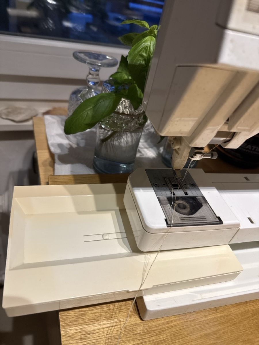 Elna Machines à coudre: Elna Diva sewing machine, white, good condition – D'occasion à Neirivue par naz_z28w 4