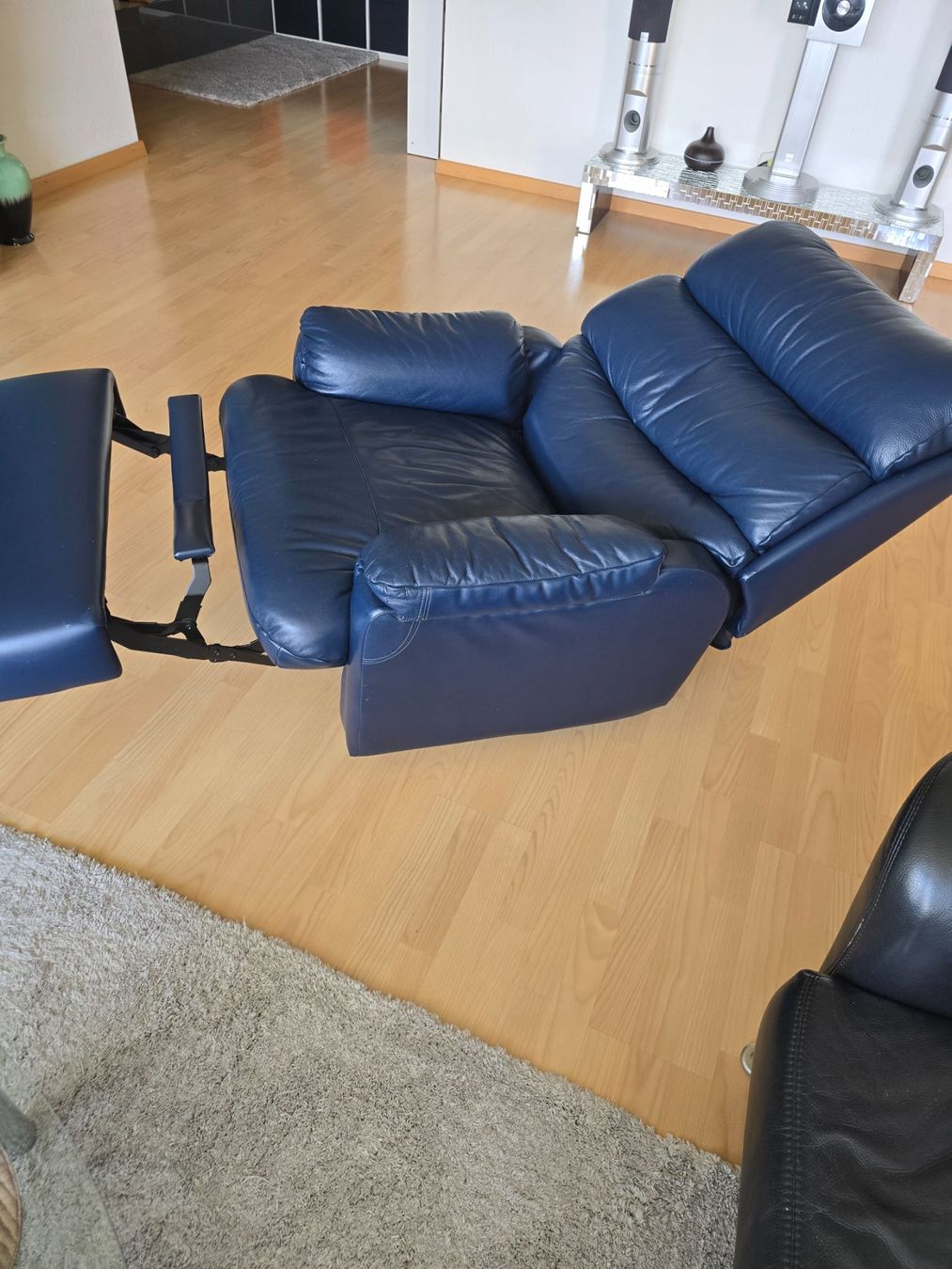 Poltrone: Bequemer Relaxsessel, dunkelblaues Leder – Usato da Emmenbrücke venduto da nev_hh85 8