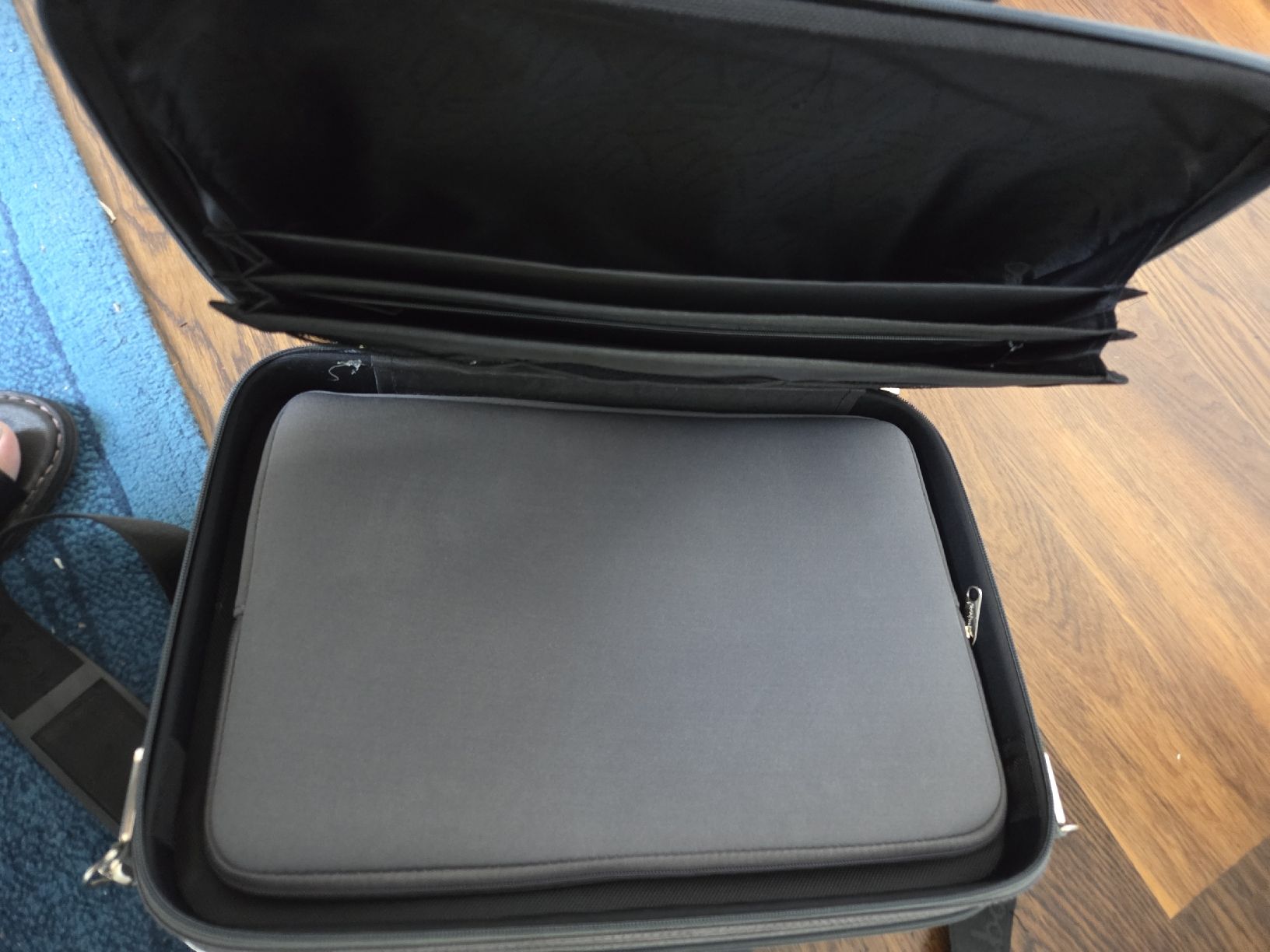 Valigie & Borse: Graue Businesstasche / Laptoptasche mit Tragegurt – Nuovo (secondo la descrizione) da Gebenstorf venduto da pryt5412 2