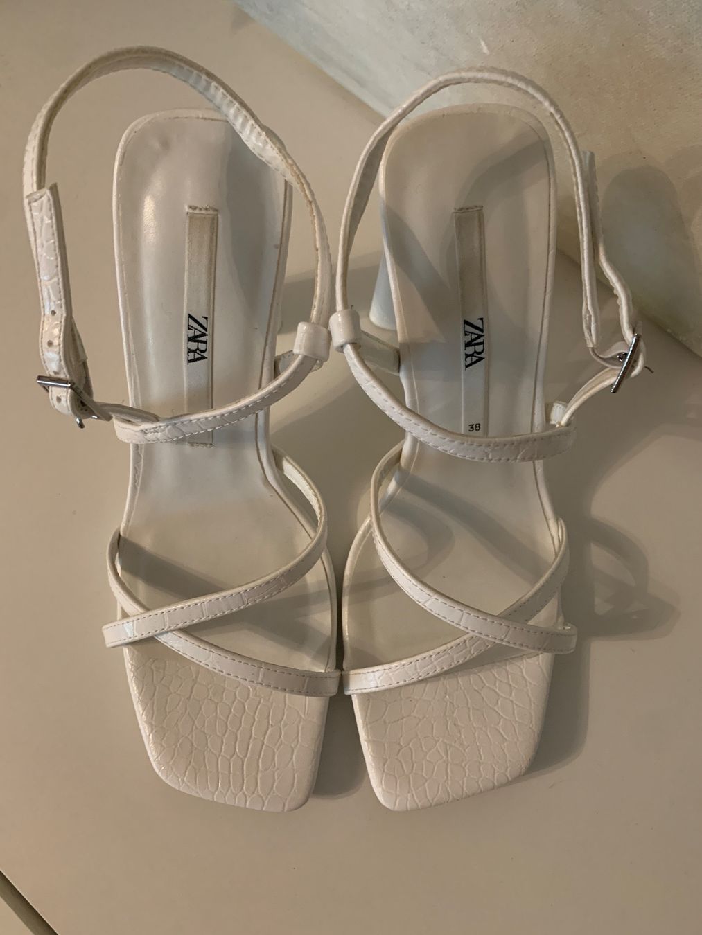 Zara Scarpe da donna: Weisse Sandalen mit breitem Absatz – Usato da Wallisellen venduto da preloved.fastfashion 3
