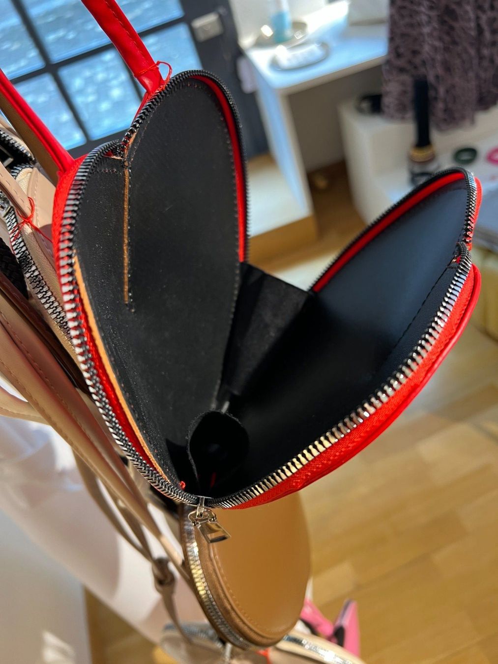 Borse da donna: Herz-Umhängetasche in PU-Leder – Nuovo e nell'imballaggio originale da Zürich venduto da Naebeli 2