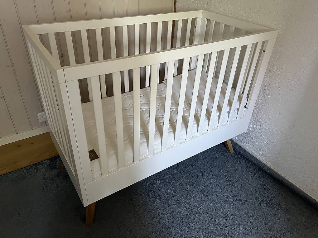 Vox Betten: Lit bébé blanc et bois scandinave + matelas – Gebraucht aus Cossonay-Ville von cas_wq6f