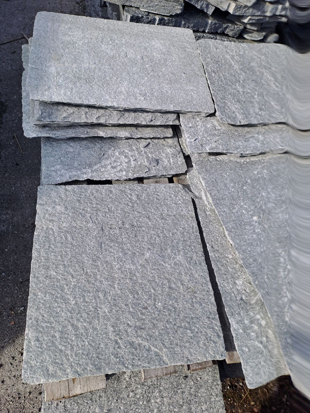 Rivestimenti per pavimenti: Granitplatten Bodenplatten Pietra Luserna Italien – Nuovo (secondo la descrizione) da Kreuzlingen venduto da lilo224 1