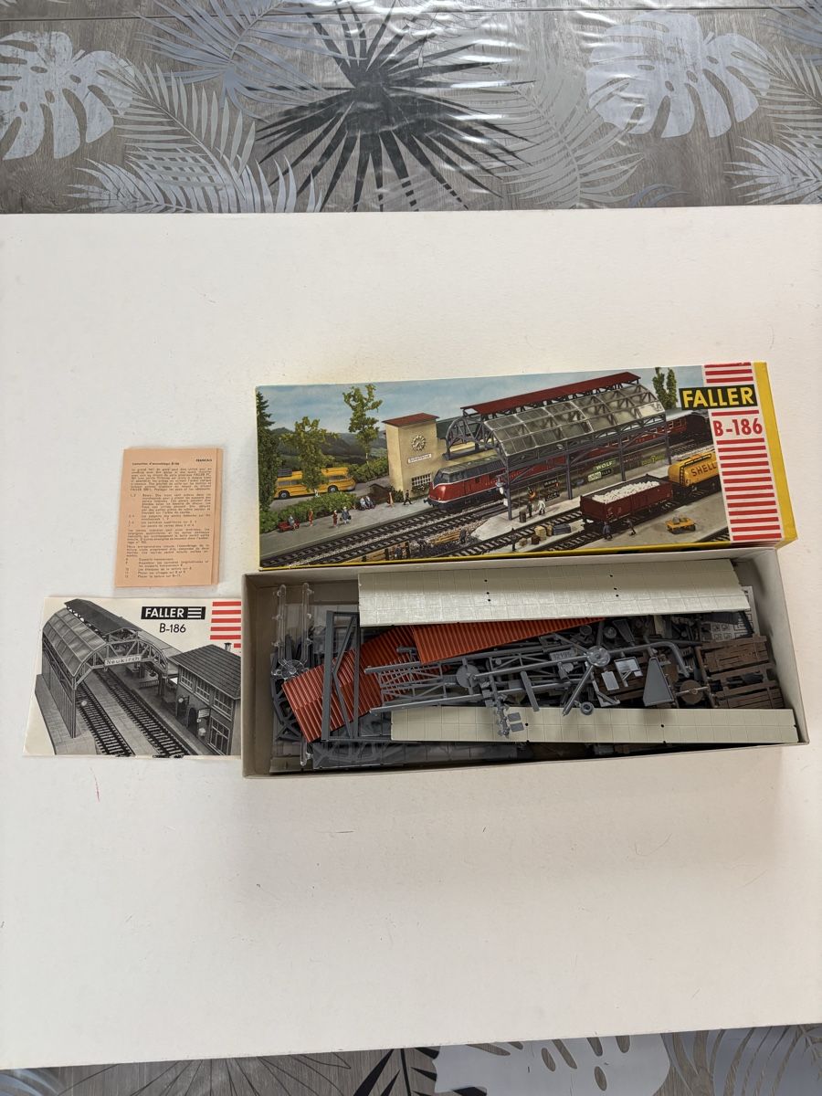 Faller Modellini di ferrovie: Faller B-186 Bahnhof Neukirch H0 mit OVP – Usato da Genève venduto da sho_67qj 5