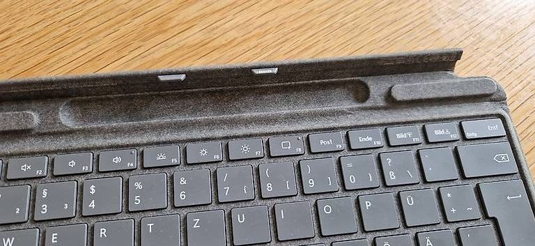 Microsoft Tastiere: Microsoft Surface Pro Keyboard 13" Pen Holder, defekt – Difettoso da Zürich venduto da tc2019 1
