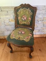 Antiker Stuhl mit Rosenmuster Stickerei - Einzelstück!