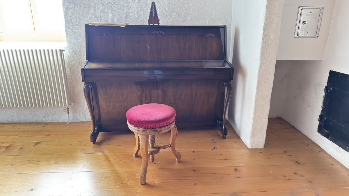 Strumenti musicali: Piano Kemble Vintage – Usato da Echarlens venduto da Gremaud.Laurent