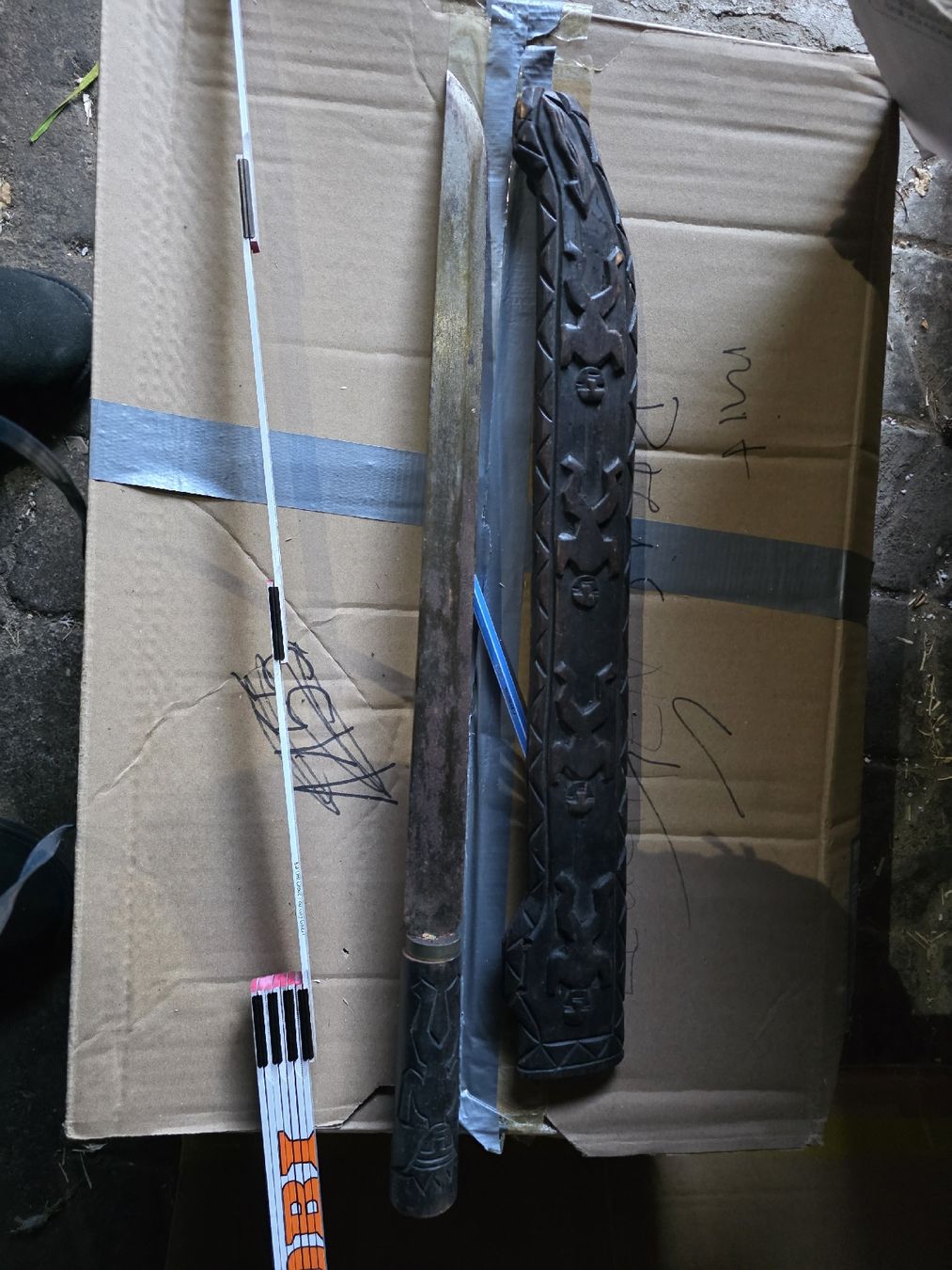 Zubehör: Traditionelles handgeschnitztes Messer mit Holzscheide – Gebraucht aus Schlattingen von Buio79 3