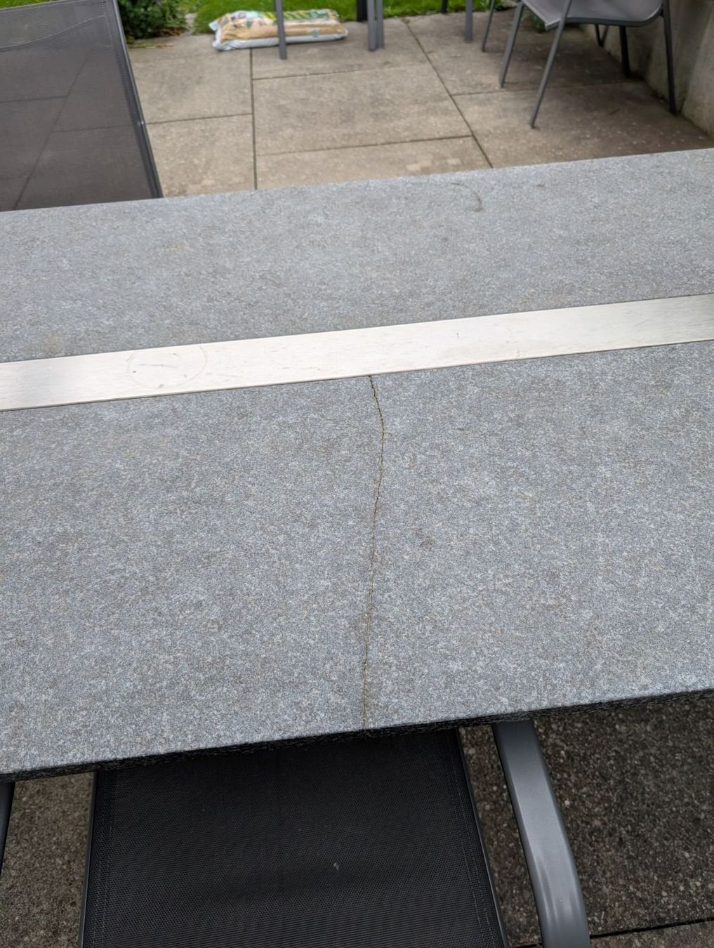 Pfister Tavoli: Robuster Gartentisch Edelstahl/Granit "Nero Africa" – Usato da Thal venduto da Levin3 1
