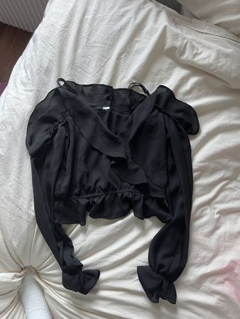 Schickes schwarzes Oberteil mit Rüschen - ideal für Frühling
