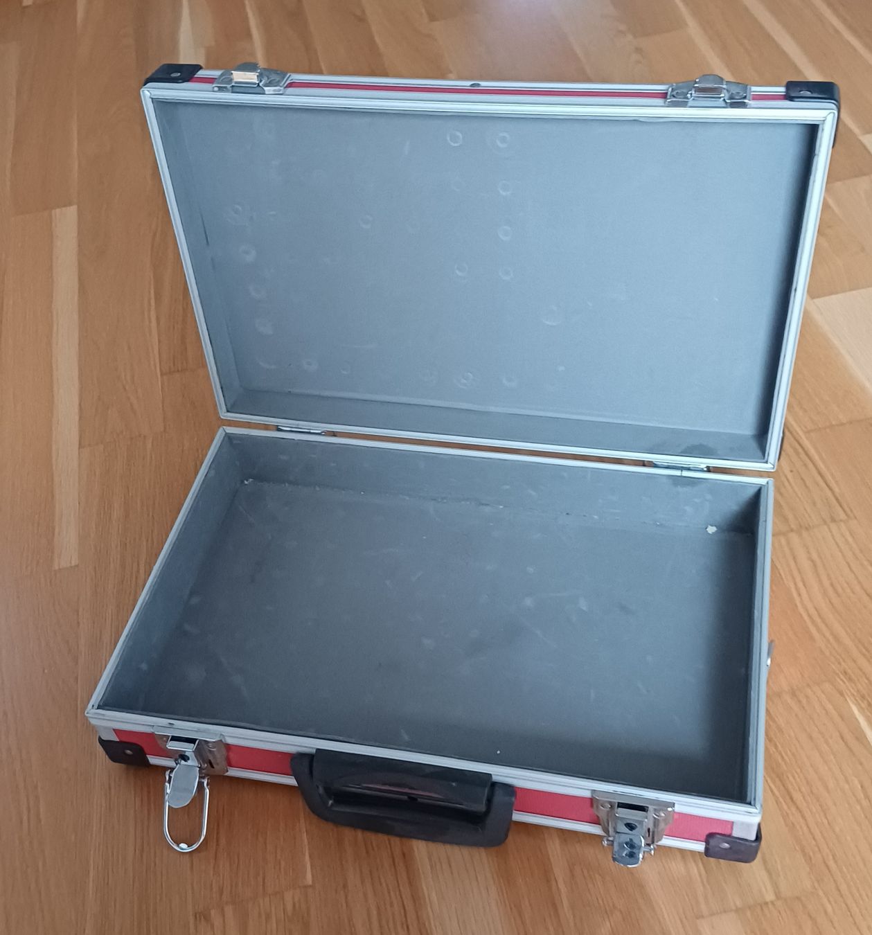 Valigie: Stabiler Alukoffer rot – Usato da Pfeffikon LU venduto da SY-YoLo 2