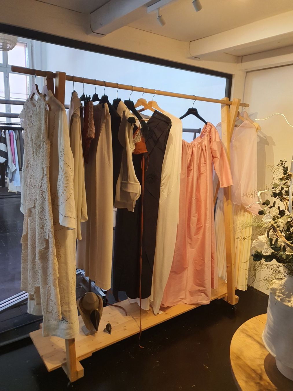Altro in Decorazioni & Accessori: KLEIDERSTÄNDER MIT RÄDER (2 Stück) – Usato da FISLISBACH venduto da Tomika 1