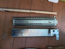 Verschiedene Accuride-Schubladenauszugschienen mit Leisten