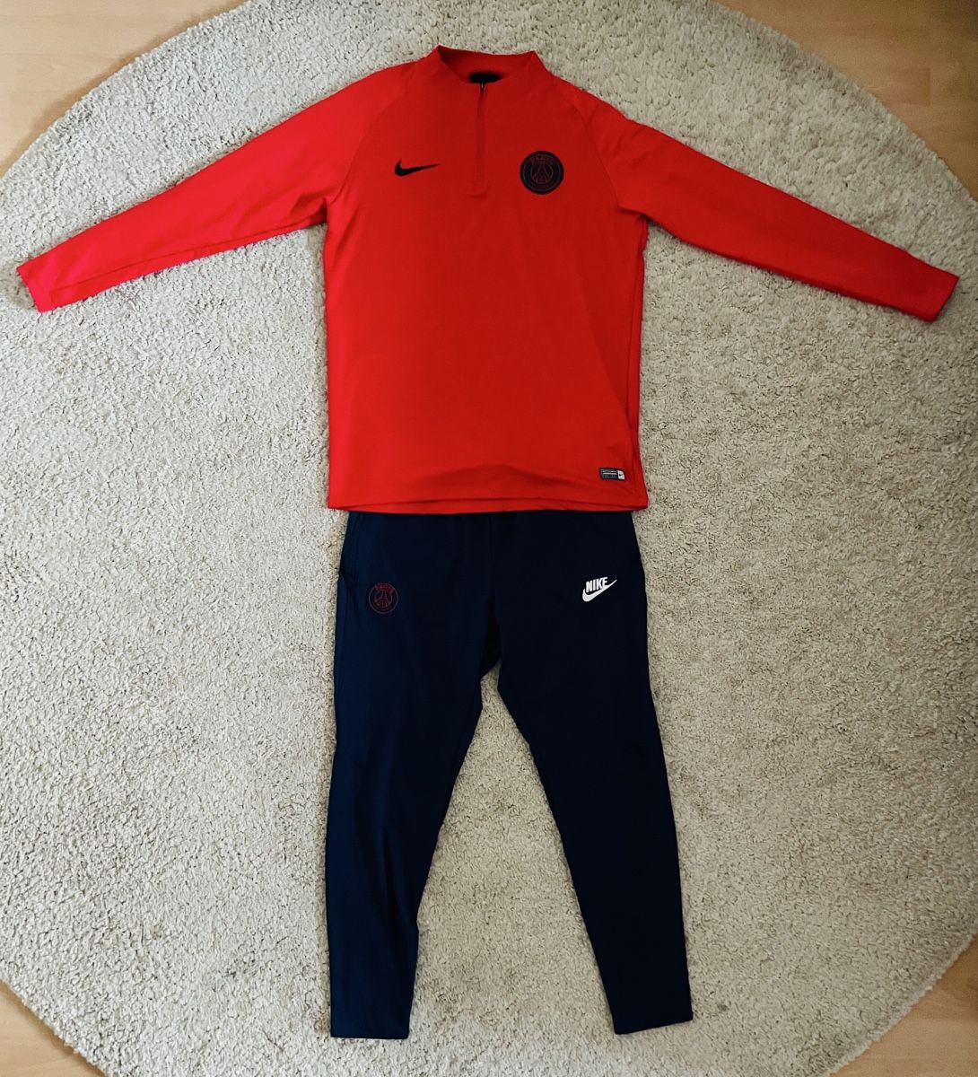 Nike Completi: Original Nike Paris Saint-Germain Trainingsanzug – Usato da Basel venduto da MarkenundKleidung