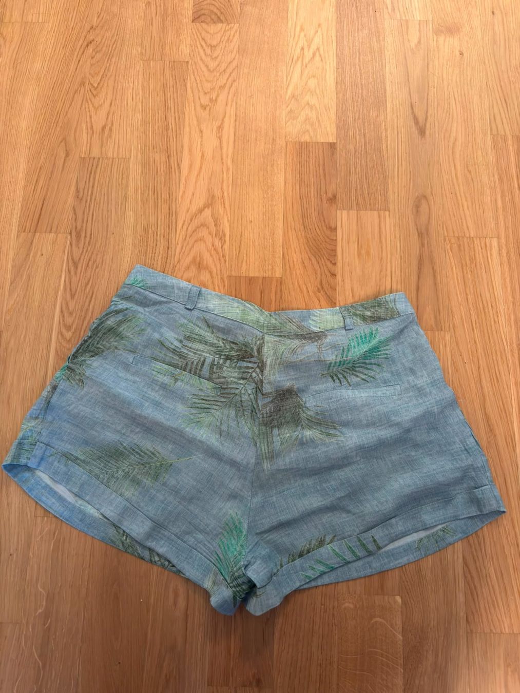 Pull&Bear Pantaloni: Pull&Bear Shorts hellblau Palmenprint – Usato da Basel venduto da tin_h697 2