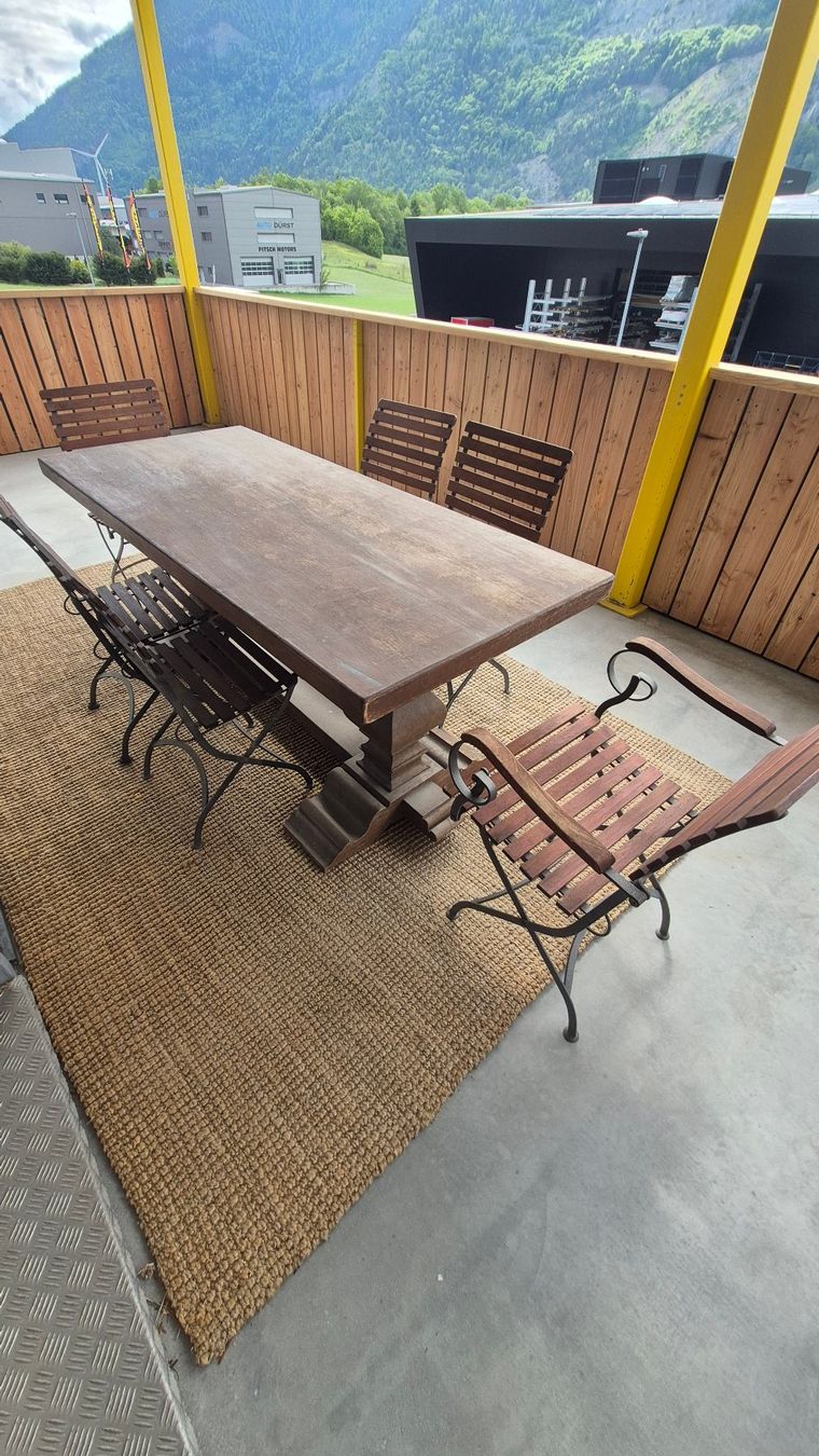Set di tavolo e panche: Schwerer Tisch mit 6 Gartenstühlen – Usato da Trimmis venduto da Florianschlumpf