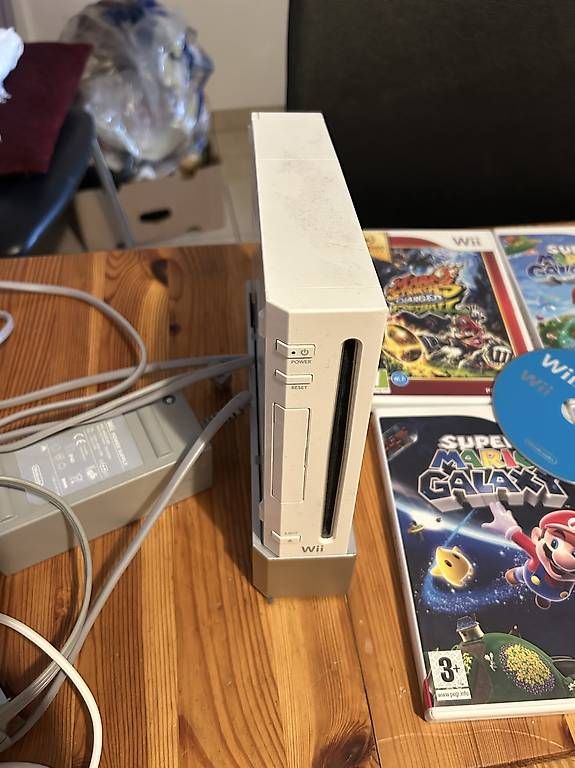 Console: Wii à vendre avec 5 jeux  – Usato da La Neuveville venduto da biz_mn8c