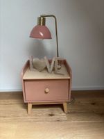 Nachttisch rosa mit Schublade und Lampe in Messingoptik