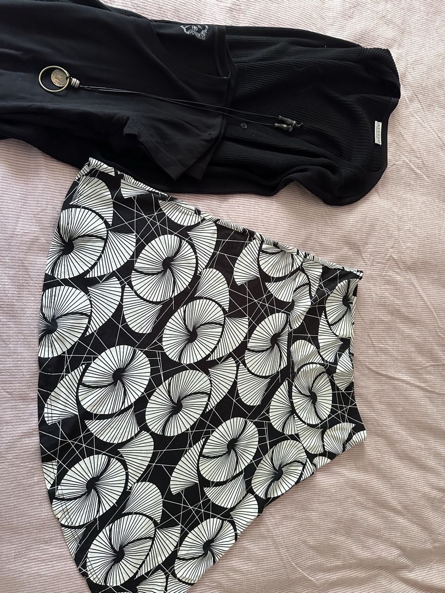 Lotti di vestiti: Schwarzer Rock mit T-Shirt & Strickjacke Gr. M – Usato da Hägendorf venduto da chica12 2